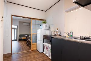 Kuchyňa alebo kuchynka v ubytovaní 良居民宿 YOSHII House 晴空塔徒步圈 整栋出租