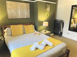 sypialnia z łóżkiem i ręcznikami w obiekcie Ideal 2 bed pay-as-you-stay home in Widnes sleep 5 w mieście Halton +29 zdjęć
