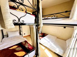 Letto o letti in una camera di Atlas Hostel Taghazout