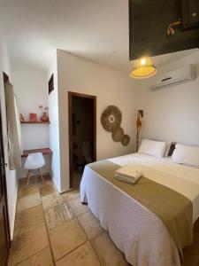 Cama ou camas em um quarto em Villa Chic Hostel Pousada mais 37 fotos