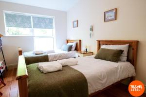 una camera da letto con due letti e una finestra di Atlantic View Retreat a Downings