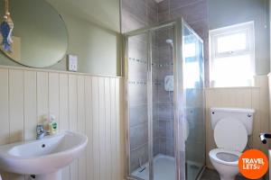 un bagno con doccia, WC e lavandino di Atlantic View Retreat a Downings
