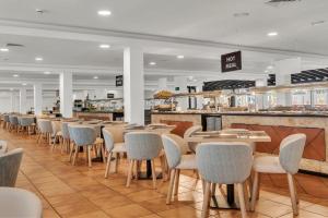 rząd stołów i krzeseł w restauracji w obiekcie Hotel Palia Dolce Farniente 3 Sup w mieście Cala d´Or