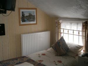 a bedroom with a bed and a window at Guesthouse The Royale Hotel in Blackpool