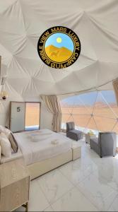 Posezení v ubytování RUM BUBBLES VIEW MARS lUXURY CAMP