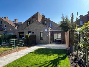 a house with a fence and a yard at The Lanica - Spaanse Galeien 109, luxury holiday home, complety renovated in 2025 in Cadzand