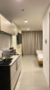 a room with a kitchen and a bedroom with a bed at Apartamento inteligente para vacacionar y vivir in Santa Marta
