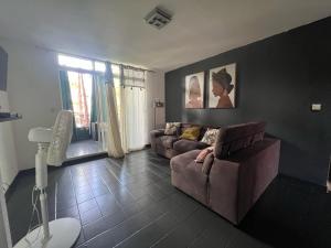 אזור ישיבה ב-APPART SPA 20 MIN port croisière et aéroport