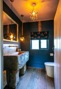 Koupelna v ubytování Cotchford Farm - Historic home of Winnie The Pooh + 25 fotografií