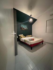 Una cama o camas en una habitación de APPART SPA 20 MIN port croisière et aéroport