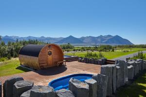 uma casa de hobbit de madeira em uma colina com pedras em Hotel Hamar em Borgarnes