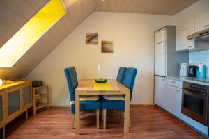 Una cocina con una mesa y sillas en una habitación. en Seestr 37, en Dahme 25 fotos más