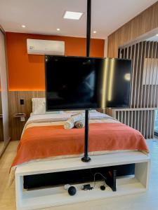 Una televisión o centro de entretenimiento en Modern studio, with Alexa automation