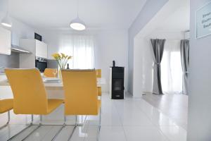 Kuchyň nebo kuchyňský kout v ubytování Apartment Amelie - with pool and sauna!