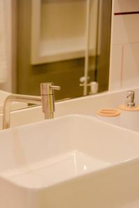 Un baño de Modern studio, with Alexa automation
