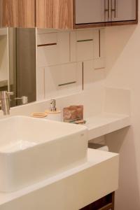 Un baño de Modern studio, with Alexa automation