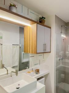 Un baño de Modern studio, with Alexa automation