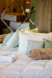 Una cama o camas en una habitación de Modern studio, with Alexa automation