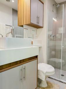 Un baño de Modern studio, with Alexa automation