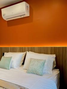 Una cama o camas en una habitación de Modern studio, with Alexa automation