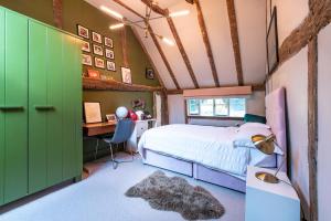 Postel nebo postele na pokoji v ubytování Cotchford Farm - Historic home of Winnie The Pooh