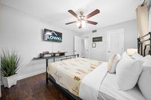 a bedroom with a bed and a ceiling fan at The Victor Apartments By Lowkl in Fort Lauderdale