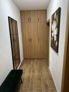 Habitación con armarios de madera y pasillo con suelo de madera. en MIL apartment Sokobanja, en Soko Banja