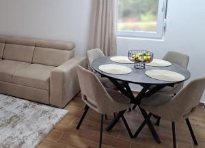 una sala de estar con una mesa y un sofá en MIL apartment Sokobanja, en Soko Banja 7 fotos más