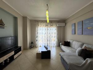 Μια τηλεόραση ή/και κέντρο ψυχαγωγίας στο Celeste Retreat by InFox Suites