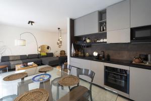 a kitchen and living room with a table and chairs at Ca'do garden apartament in Venice