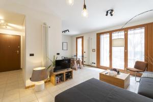 a large living room with a couch and a tv at Ca'do garden apartament in Venice