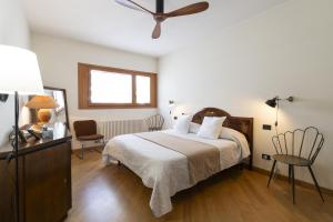 a bedroom with a bed and a ceiling fan at Ca'do garden apartament in Venice