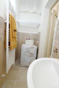 Un baño con lavabo e inodoro. en La casetta di Iaia - Tricase, en Tricase 25 fotos más