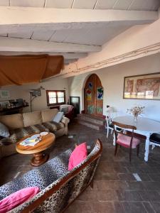 a living room with couches and a table at La casa colorata nel cuore della Venezia in Livorno