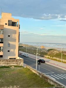 un'autostrada con un edificio e delle auto sulla strada di Lar à beira-mar! a Balneário Rincão