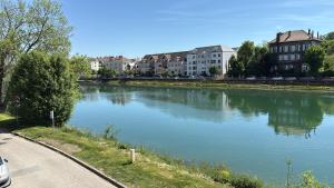 Výhled na řeku, která protéká v blízkosti apartmánu