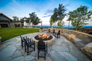un grupo de sillas sentadas alrededor de una hoguera en Blue Ridge Bliss, en Boone