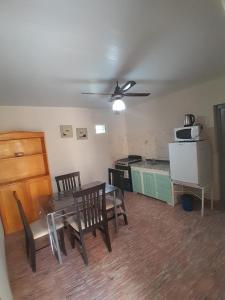 cocina con mesa de comedor y cocina con nevera en Alquileres temporal Belgrano, en Argentina