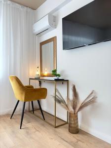 a desk with a chair and a mirror in a room at Blue Central Apartment - Neversea Beach - Old Town in Constanţa