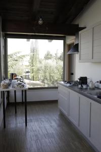Kuchyň nebo kuchyňský kout v ubytování B&B Valleluna