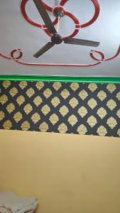 a close up of a ceiling fan with scissors at Krishna plaza in Sālpura