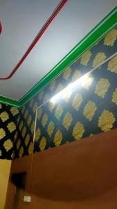 a beam of light on a wall with flowers on it at Krishna plaza in Sālpura