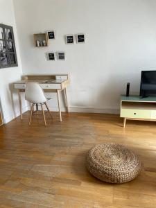 a room with a desk and a table and a chair at Amboise centre ville in Amboise