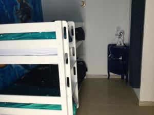 Litera en habitación con dormitorio en La Ferme des Chèvres, en La Cadière-dʼAzur