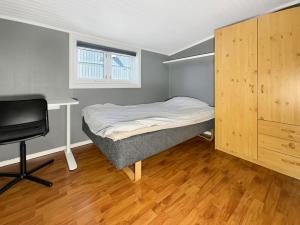 a small bedroom with a bed and a desk at Apartment near city centre, free parking in Lillehammer