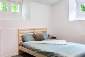 Postel nebo postele na pokoji v ubytování Spacieux Studio, Maison de Maître, Parking Gratuit sur Place, MULHOUSE CENTRE