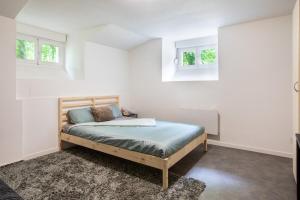 Postel nebo postele na pokoji v ubytování Spacieux Studio, Maison de Maître, Parking Gratuit sur Place, MULHOUSE CENTRE