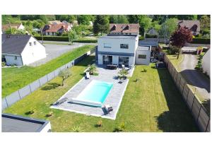 an aerial view of a house with a swimming pool at La Villa DS - 9pers - Piscine - Rêve au Mans in Changé