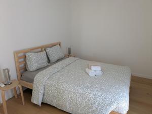 een slaapkamer met een bed met twee handdoeken erop bij Casa do Forte by Wave Algarve in Cabanas de Tavira