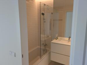 een badkamer met een douche en een wastafel bij Casa do Forte by Wave Algarve in Cabanas de Tavira